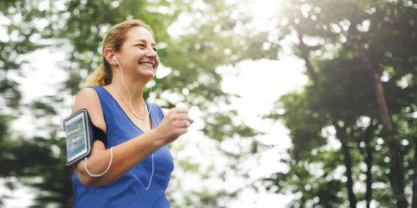 Deportiva corriendo al aire libre — Foto de Stock