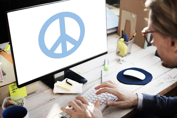 Οθόνη του υπολογιστή με το σήμα της ειρήνης — Φωτογραφία Αρχείου