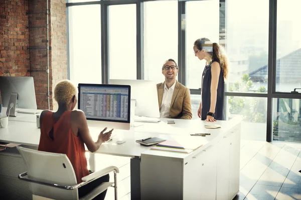 Gente de negocios trabajando en oficina — Foto de Stock