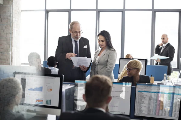 Geschäftsleute im Büro — Stockfoto