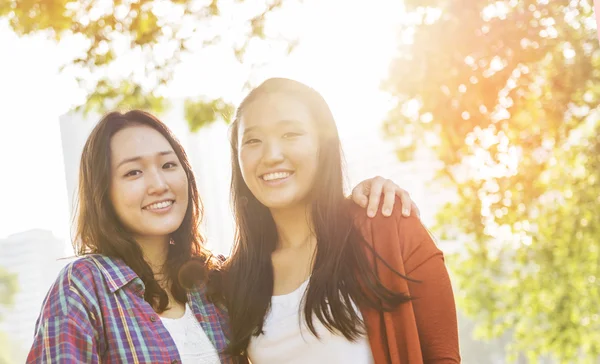 Liebenswerte Schwestern Freundschaft — Stockfoto