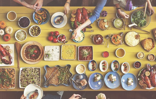 Amigos comendo para grande mesa — Fotografia de Stock