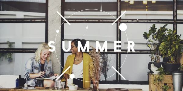 Жінки, що сидять біля кафе та літа — стокове фото
