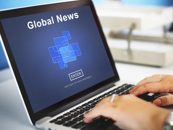 Vrouw met laptop met Global News — Stockfoto