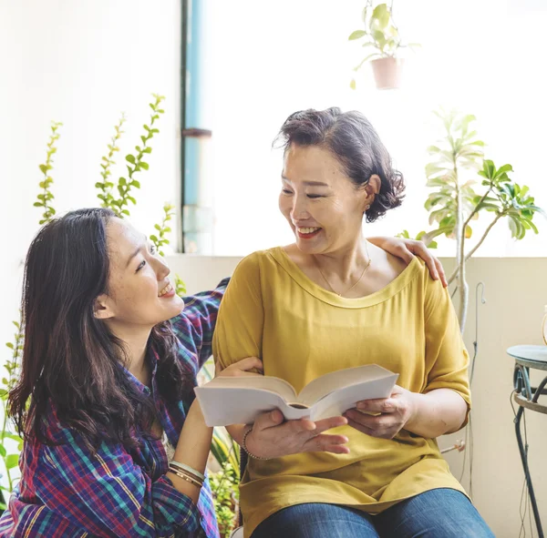 Casual madre e adorabile figlia — Foto Stock