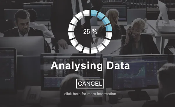 Mensen uit het bedrijfsleven werken en analyseren van gegevens — Stockfoto