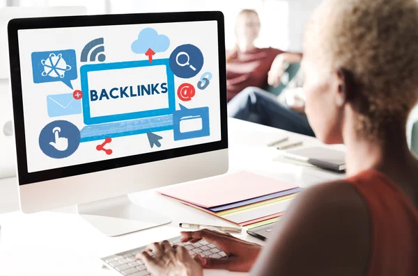 Ordenador con backlinks en el monitor — Foto de Stock