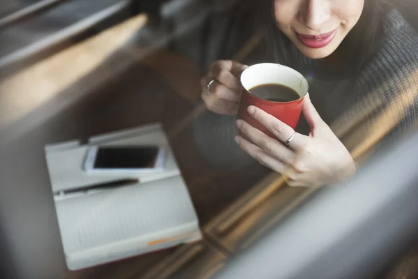 Frau mit Kaffee im Café — Stockfoto