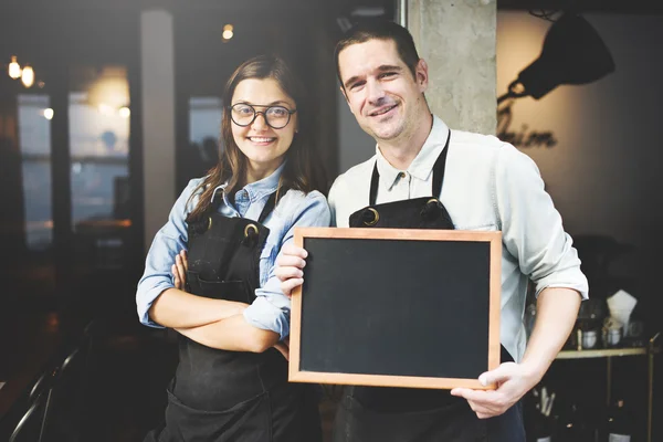 Colegues con pizarra negra — Foto de Stock