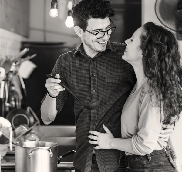 Casal juntos cozinhar — Fotografia de Stock