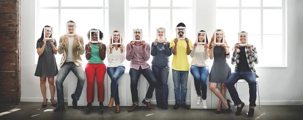 Menschen sitzen auf einem Fensterbrett — Stockfoto