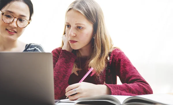 Estudando em Conceito de Internet — Fotografia de Stock