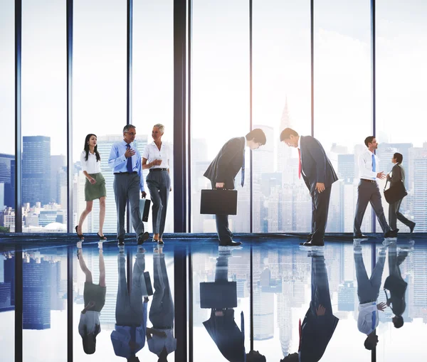 Empresarios en la reunión en la oficina — Foto de Stock