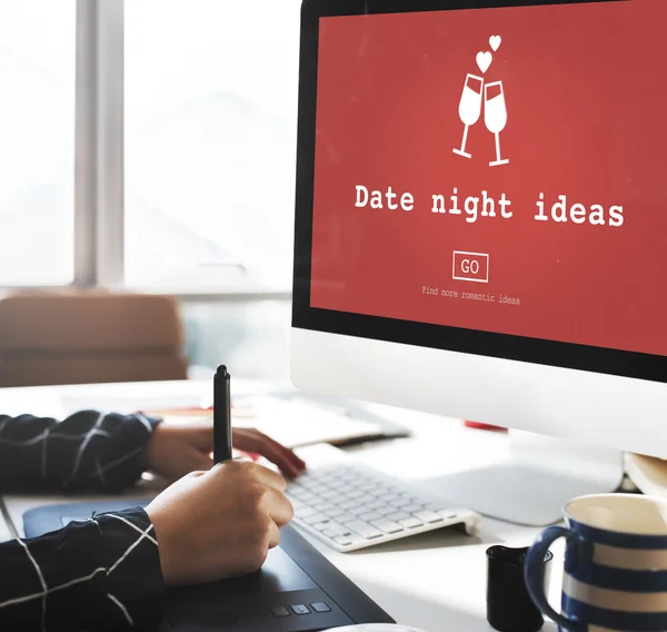 Monitor con concepto de ideas de noche de fecha —  Fotos de Stock