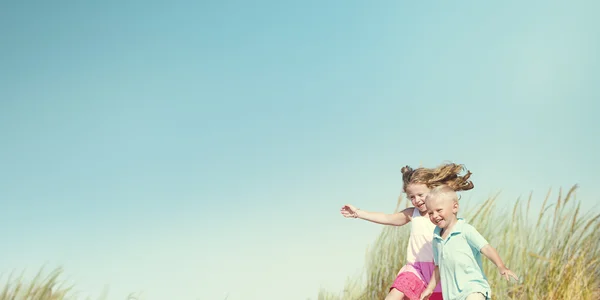 Bruder und Schwester haben Spaß zusammen — Stockfoto