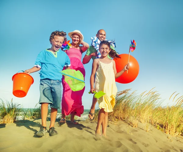 Bella famiglia andare in spiaggia — Foto Stock