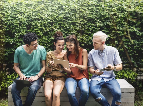 Freunde mit digitalen Geräten — Stockfoto