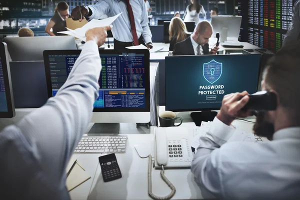 Affärsmän som arbetar och lösenord beskyddat — Stockfoto