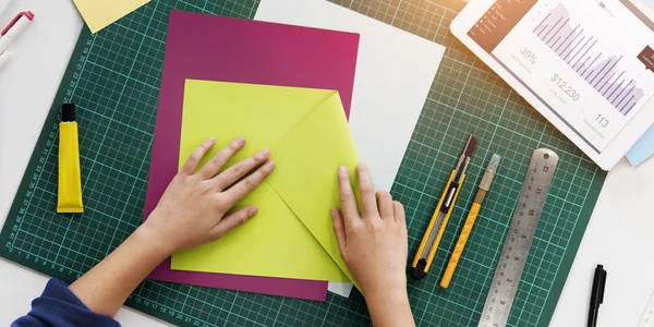 Vrouw snijden Papers — Stockfoto