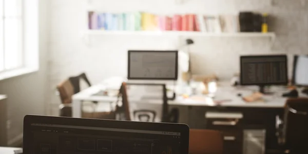 Posto di lavoro con computer in ufficio — Foto Stock