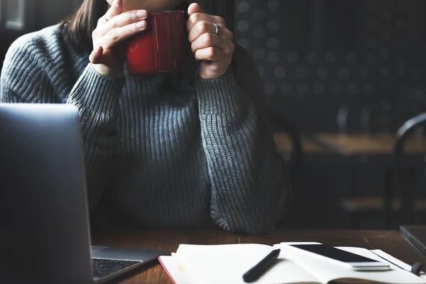 Mulher asiática com café e laptop — Fotografia de Stock