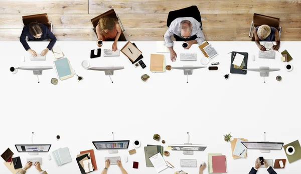 Gente de negocios trabajando en computadoras —  Fotos de Stock