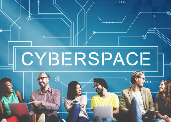 Vrienden van de diversiteit in de buurt van muur met cyberspace — Stockfoto