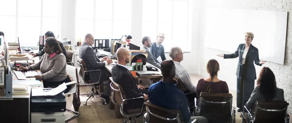 Équipe d'affaires au bureau — Photo