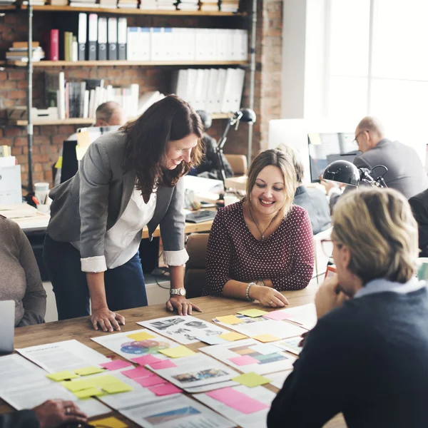 Uomini d'affari che lavorano in ufficio — Foto Stock