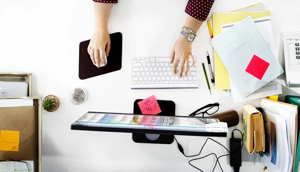 Zakenvrouw werkt op de computer — Stockfoto