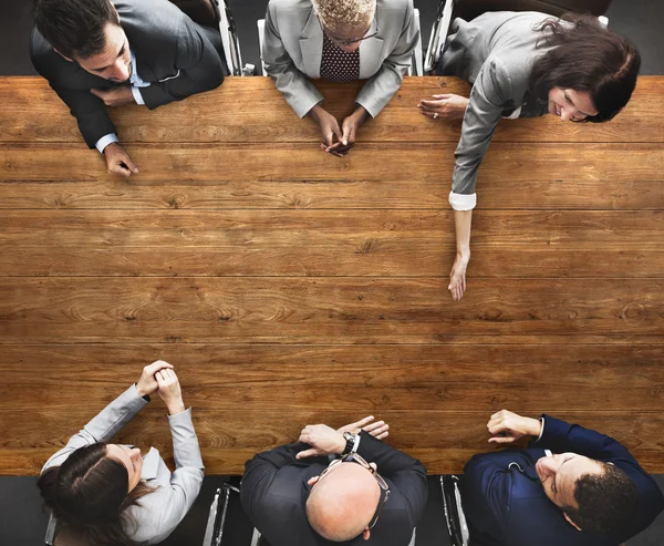 Gruppo di persone brainstorming, discutere e pianificare qualcosa — Foto Stock