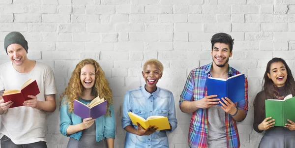 Diversiteit mensen met boeken — Stockfoto