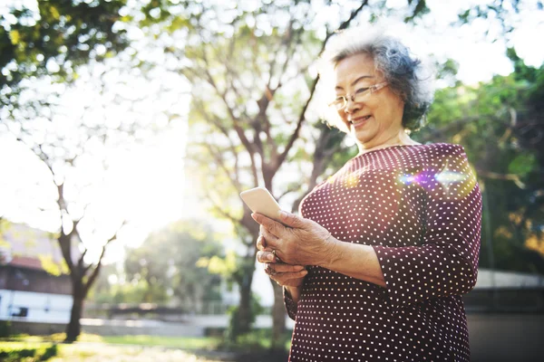 Elderly woman with mobile phone — Stock Photo, Image