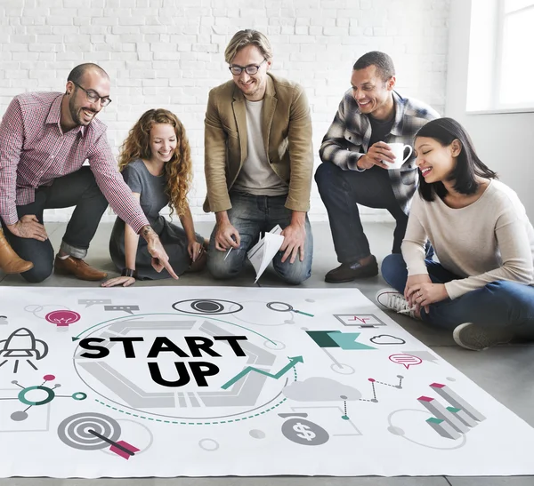 Designer che lavorano con poster e startup — Foto Stock