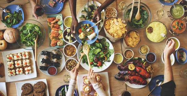 Amigos comiendo para la mesa grande —  Fotos de Stock