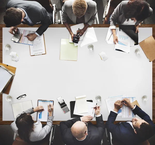 Grupo de personas haciendo una lluvia de ideas, discutiendo y planeando algo —  Fotos de Stock