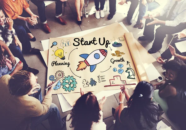 Personnes sur affiche avec start-up — Photo