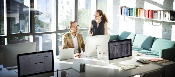 Uomini d'affari che lavorano in ufficio — Foto Stock