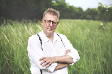 Adam alan yalnız poz üzerinde