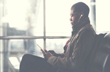 Dijital aygıt kullanarak iş adamı