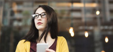 Cep telefonu kullanan kadın 