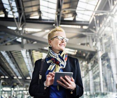 Dijital tablet kullanan iş kadını