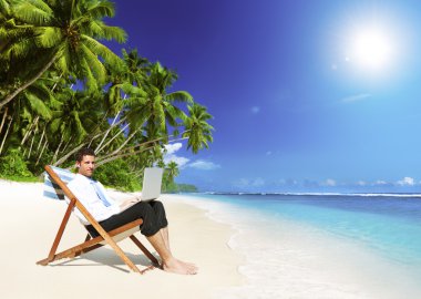 adam tropikal Adası'nda dizüstü bilgisayar ile