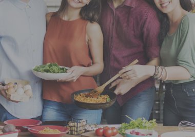 Mutfak pişirme arkadaşlar 