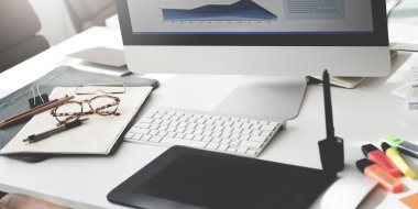 Çalışma alanı ofiste bilgisayar ile