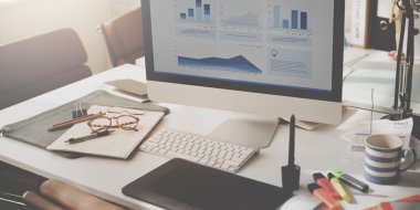 Çalışma alanı ofiste bilgisayar ile