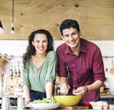 Çift birlikte yemek