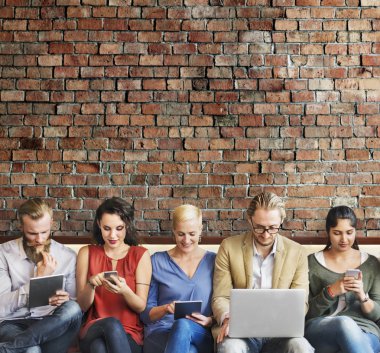 Dijital aygıtlar kullanan insanlar