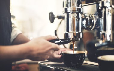 Barista kahve yapıyor makine 