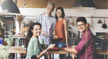 Arkadaşlar birlikte mutfakta